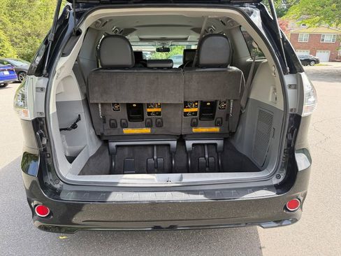 Used 2012 Toyota Sienna SE FWD image 6