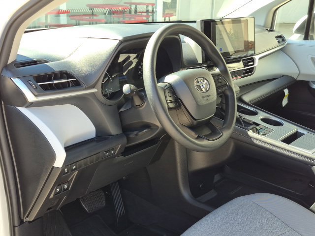 Used 2026 Toyota Sienna LE FWD image 10