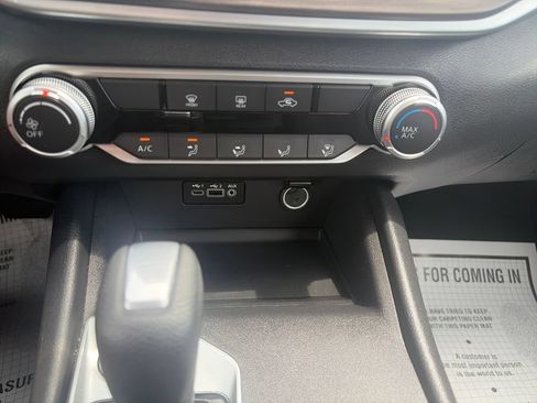 Used 2025 Nissan Altima 2.5 SV FWD image 18
