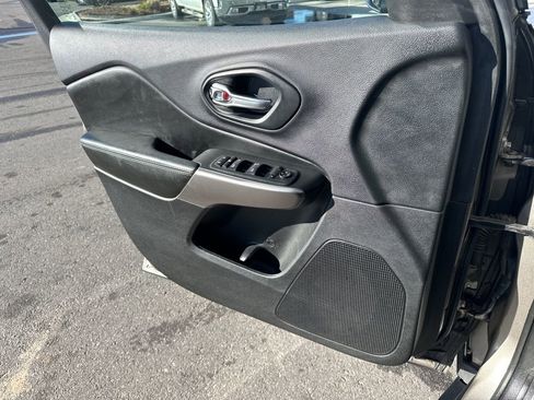 Used 2019 Jeep Cherokee Latitude w/ Cold Weather Group image 18