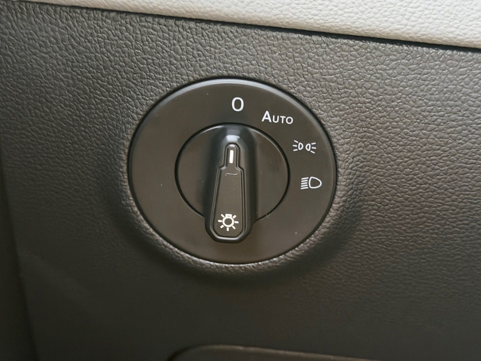 Used 2023 Volkswagen Taos SE w/ Panoramic Sunroof Package FWD image 33