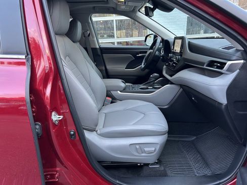 Used 2023 Toyota Highlander XLE image 12