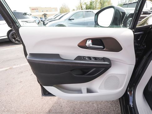 Used 2017 Chrysler Pacifica Touring-L Plus FWD image 9