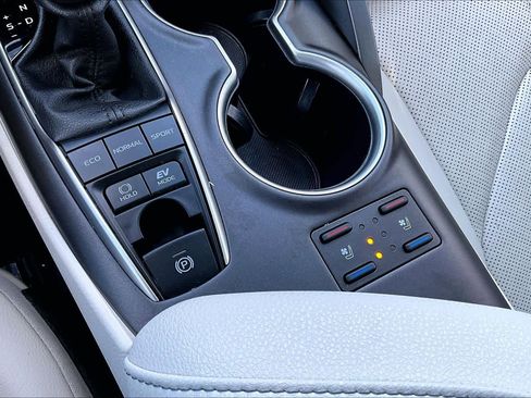 Used 2024 Toyota Camry XLE image 32