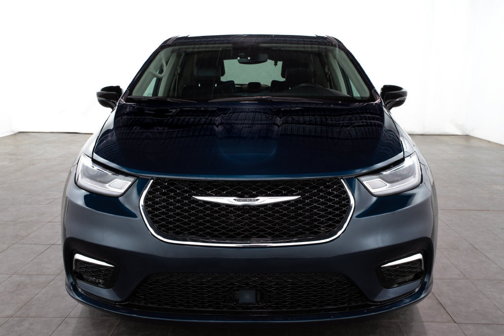Used 2024 Chrysler Pacifica Limited FWD image 2