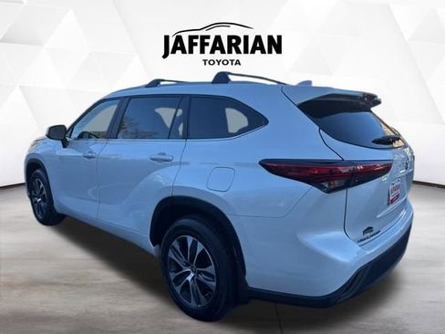 Certified 2023 Toyota Highlander XLE image 9