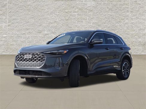 Certified 2025 Audi Q5 Premium w/ Convenience Package AWD/4WD image 3