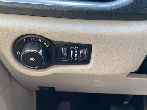 Used 2019 Chrysler Pacifica Limited w/ Tire & Wheel Group FWD image 14