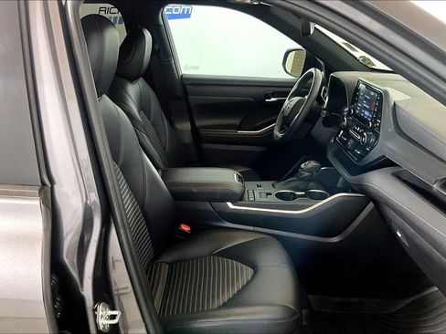 Used 2021 Toyota Highlander XSE FWD image 6