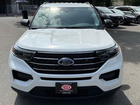 Used 2023 Ford Explorer XLT AWD/4WD image 2