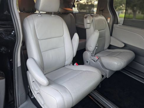 Used 2017 Toyota Sienna XLE FWD image 17