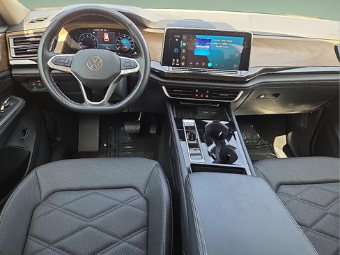 Used 2025 Volkswagen Atlas SE FWD image 12