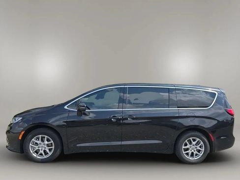 Used 2023 Chrysler Pacifica Touring-L FWD image 5