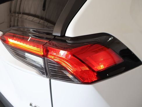 Used 2020 Toyota RAV4 LE FWD image 30