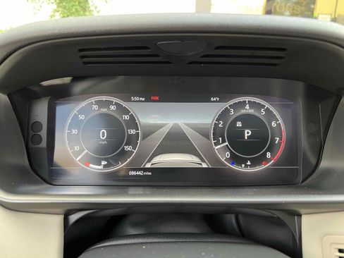 Used 2020 Land Rover Discovery Landmark image 8