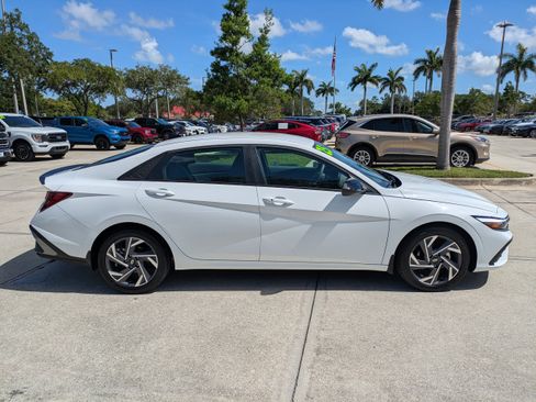 Used 2025 Hyundai Elantra Sport FWD image 3