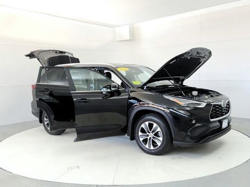 Certified 2024 Toyota Highlander XLE AWD/4WD image 12