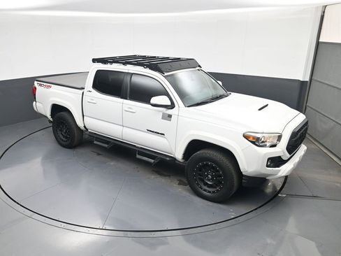 Used 2018 Toyota Tacoma TRD Sport image 29