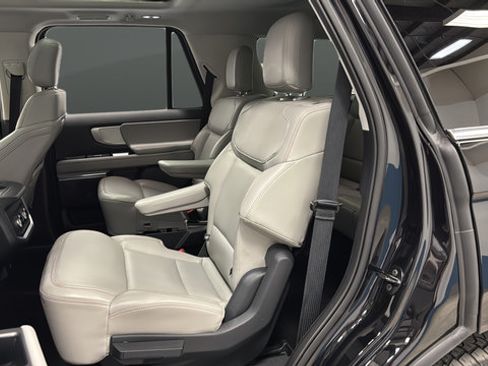 Used 2025 Ford Expedition Active AWD/4WD image 23