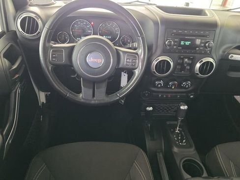Used 2018 Jeep Wrangler Unlimited Sahara AWD/4WD image 11