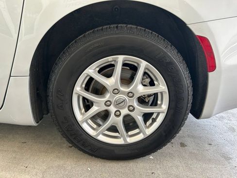 Used 2024 Chrysler Pacifica Touring-L FWD image 16