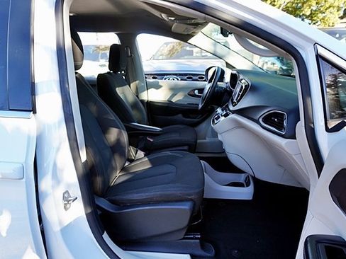 Certified 2022 Chrysler Voyager LX image 10