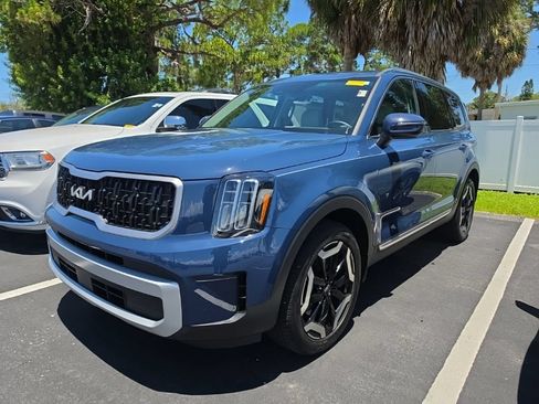 Certified 2024 Kia Telluride EX w/ EX Captain's Chair Package FWD image 5