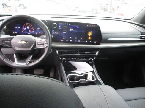 Used 2025 Chevrolet Traverse LT image 14