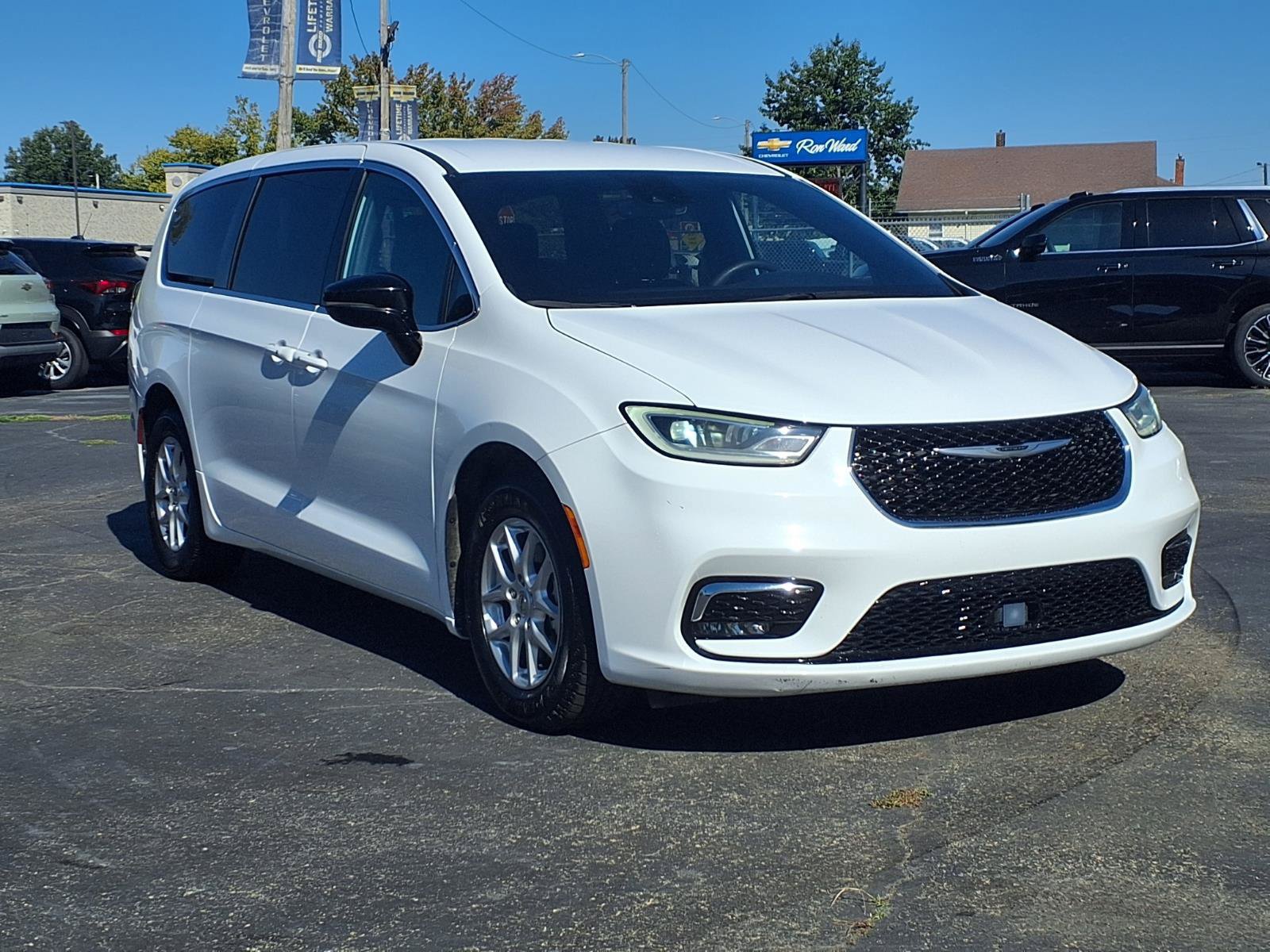 Used 2025 Chrysler Pacifica Select FWD image 4