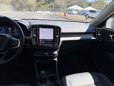 Certified 2025 Volvo XC40 B5 Core image 31