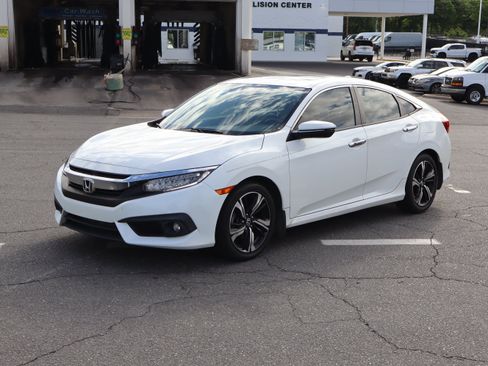 Used 2018 Honda Civic Touring image 5
