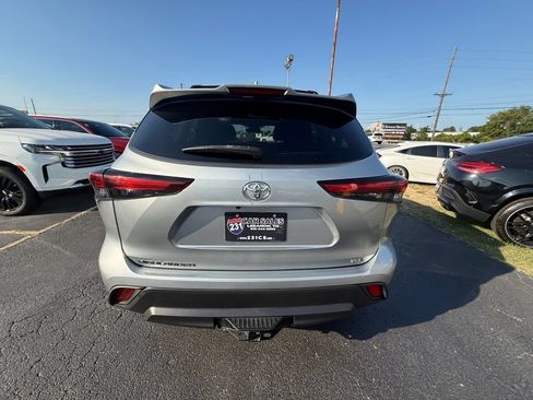 Used 2021 Toyota Highlander XLE FWD image 4