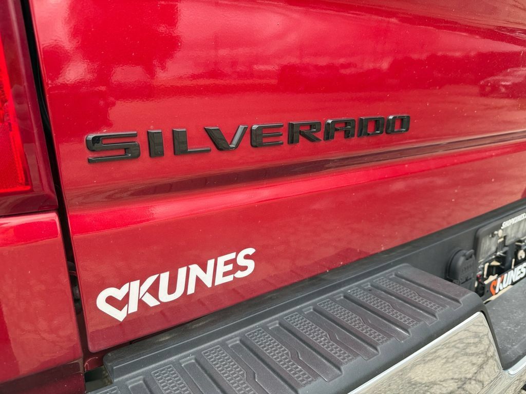 Used 2023 Chevrolet Silverado 1500 LT w/ Z71 Off-Road Package AWD/4WD image 17