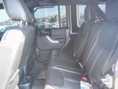 Used 2017 Jeep Wrangler Unlimited Sahara w/ Connectivity Group AWD/4WD image 18