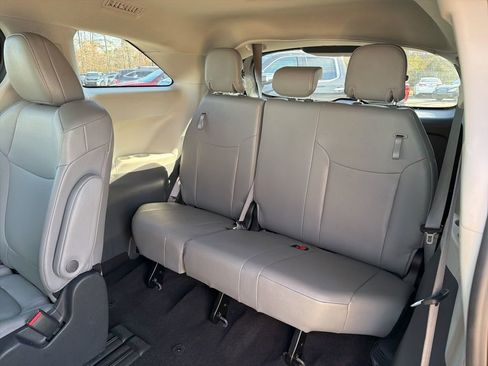 Used 2024 Toyota Sienna XLE FWD image 26