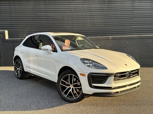 Certified 2025 Porsche Macan image 12