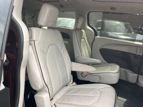 Used 2020 Chrysler Pacifica Limited FWD image 27