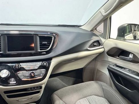 Used 2022 Chrysler Voyager LX FWD image 14