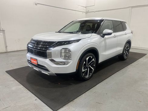 Used 2024 Mitsubishi Outlander SE image 3