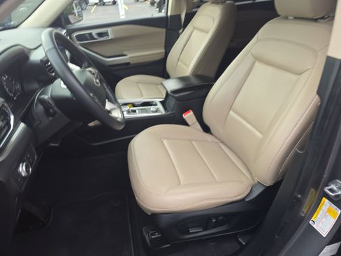 Used 2022 Ford Explorer XLT image 9