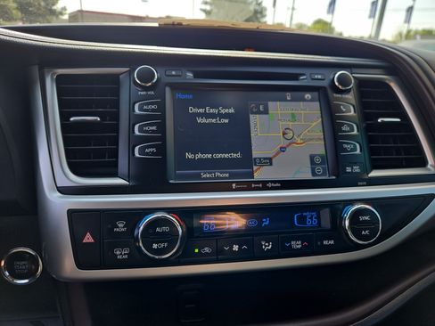 Used 2018 Toyota Highlander XLE AWD/4WD image 23
