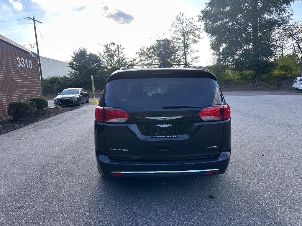 Used 2017 Chrysler Pacifica Limited w/ UConnect Theater Package FWD image 6