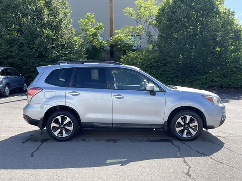 Used 2017 Subaru Forester 2.5i Premium AWD/4WD image 6