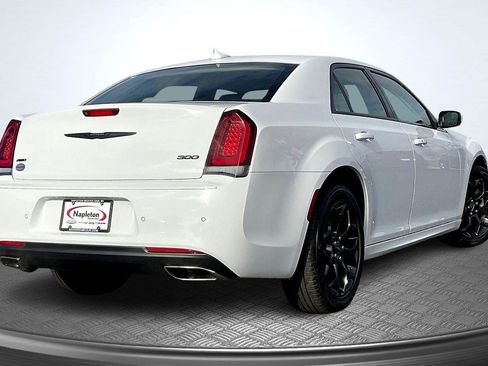 Used 2023 Chrysler 300 Touring L image 2