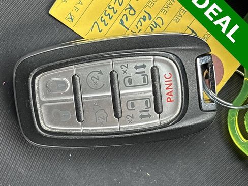 Used 2025 Chrysler Pacifica Select image 42
