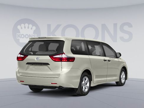 Used 2020 Toyota Sienna XLE AWD/4WD image 2