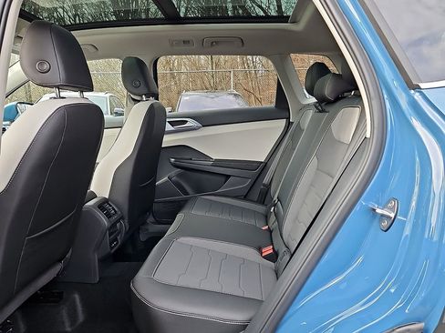 New 2026 Volkswagen Taos SE image 9