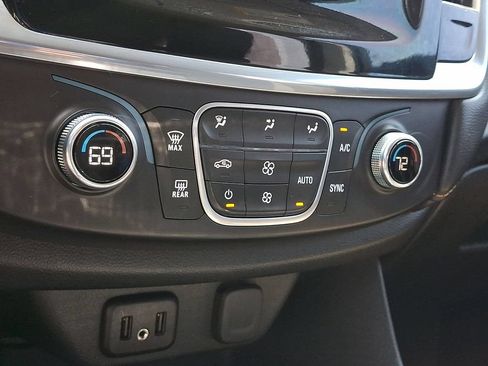 Used 2020 Chevrolet Traverse LT FWD image 16