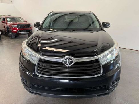 Used 2016 Toyota Highlander LE FWD image 2