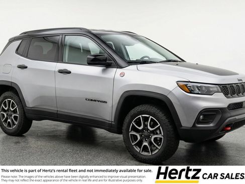 Used 2025 Jeep Compass Trailhawk AWD/4WD image 1